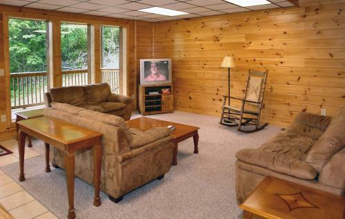 Redneck Ritz #724 - Seven Bedroom Cabin