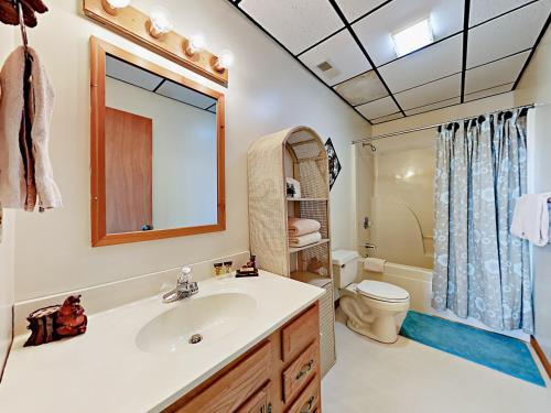 1065 E Foothills Dr Cabin