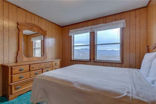 Crestview, 2 Bedrooms, Mountain View, Wifi, Hot Tub, Sleeps 4