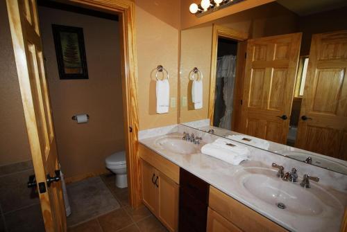 1229 Golden Oak Lodge