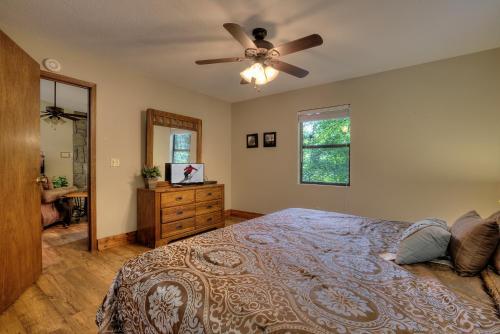Bear's Delight 320 - Three Bedroom Cabin