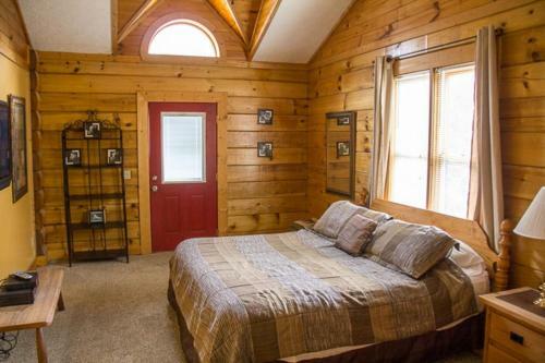 17 Honeysuckle Lodge Cabin