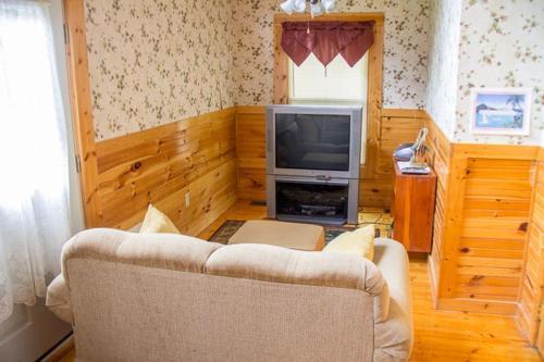 221 Almost Paradise Cabin