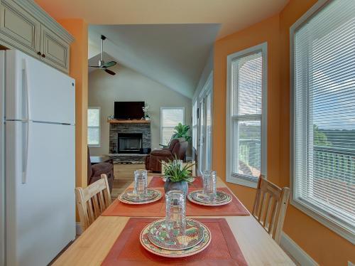 664 King's Way Chalet