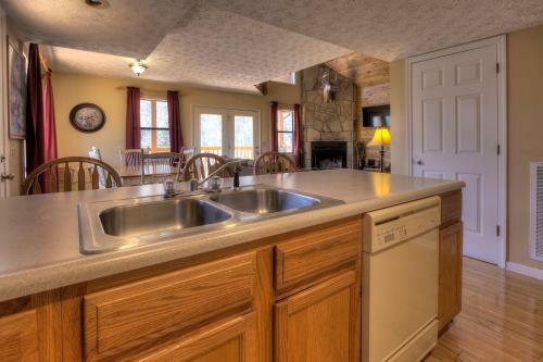 Bear Run Getaway #1136 - Three Bedroom Cabin