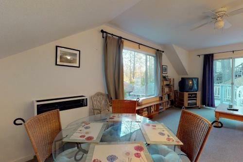 Lakeside Cottage (15-098)