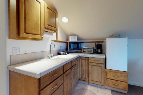 Lakeside Cottage (15-098)