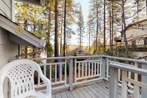 Lakeside Cottage (15-098)