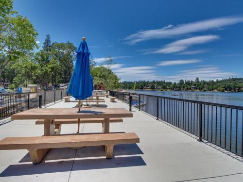 Creekside Retreat (02/386)