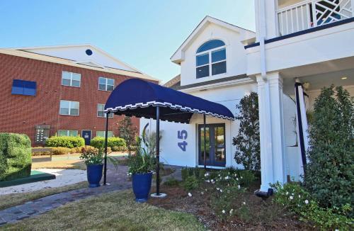 Emerald Greens 3701 Apartment