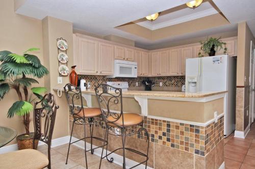 Crystal Shores West 1005 Apartment