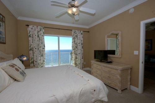 Crystal Shores West 1007 Apartment