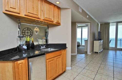 Colonnades 1202 Apartment