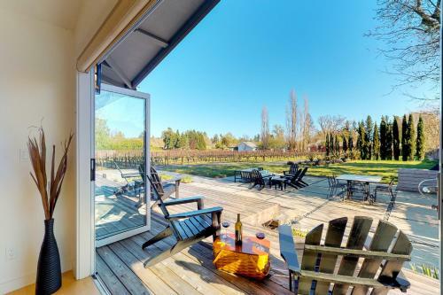 Upscale Modern Vineyard Home