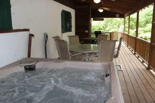 Bear Footin Cabin