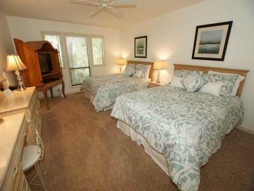 7825 Centrecourt Villa