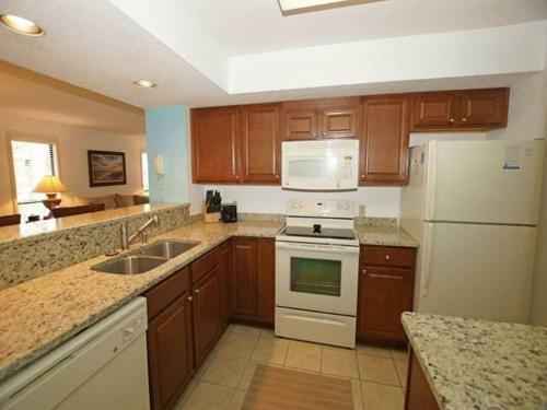 7825 Centrecourt Villa