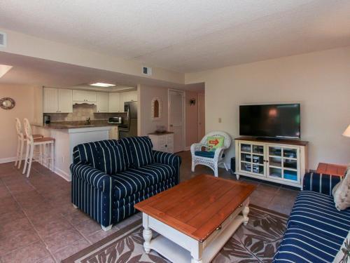 1704 Bluff Villa