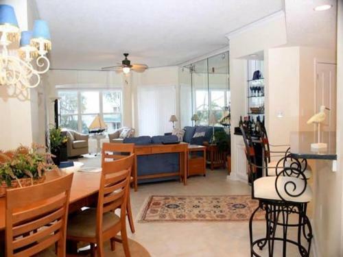 6205 Hampton Place Villa