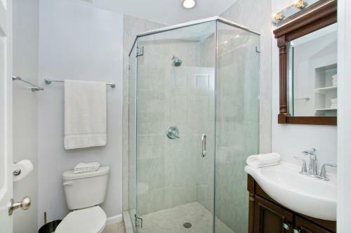 Boho-chic Three Bedroom Apartment Minutes To Nyc