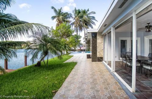 Waterfront | Pool | Paddleboards | Tiki Hut