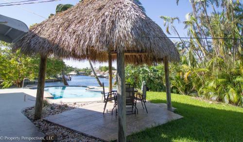 Waterfront | Pool | Paddleboards | Tiki Hut