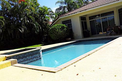 House With Pool Close To The Beach