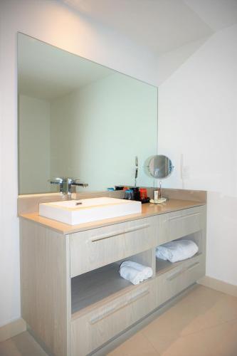 Upscale 1 Bed Oceanview Apartment