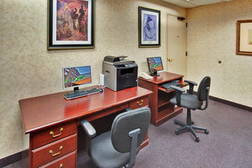 Holiday Inn Hotel And Suites Warren
