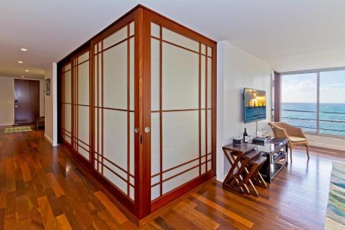 Executive Gold Coast Oceanfront Suite