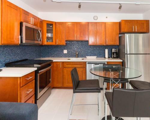 Waikiki Banyan Tower 1 Suite 708