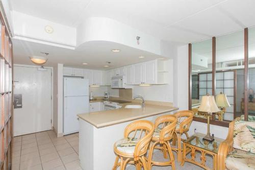 Ilikai Tower 1222 Lagoon View 1br