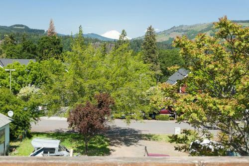 Adamsview-rvr/mtn Vws-3br/2b