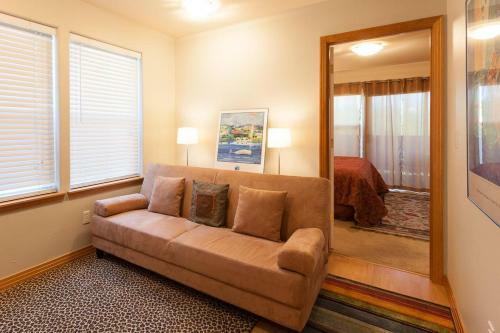 Adamsview-rvr/mtn Vws-3br/2b