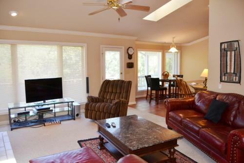 Lake Pineda Home 60