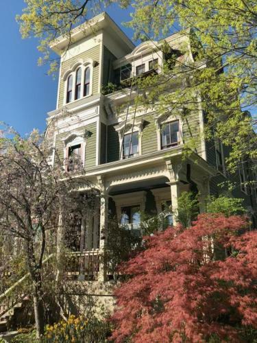Hudson City Bed And Breakfast