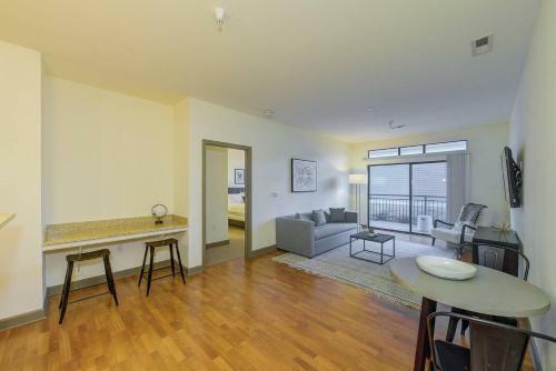 Apartamento Waterfront, 2bed, 2bath Downtown | Pool And Gym Access