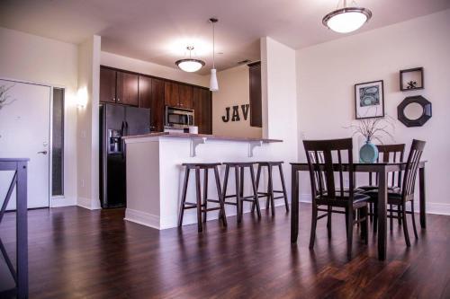 Apartamento Luxe & Modern Downtown 1br W/ Balcony Near Dining