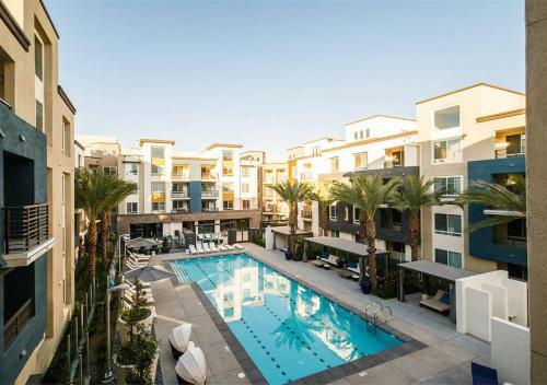 Homey 2 Br Apartment With Pool View