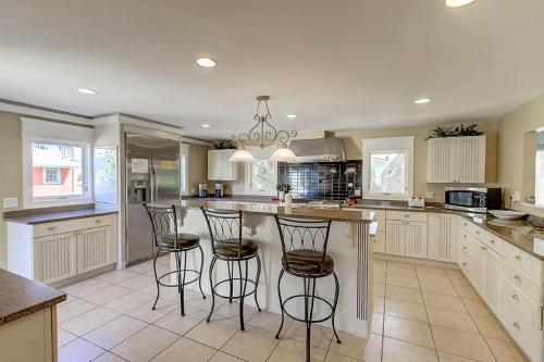 26 42nd Avenue Home
