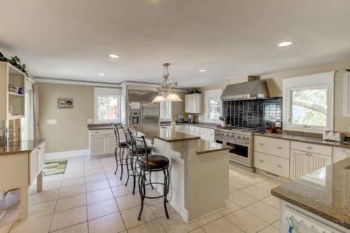 26 42nd Avenue Home