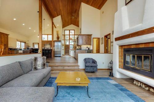 Alpenglow Lodge
