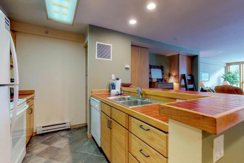 Apartamento Liftside Condominiums 306