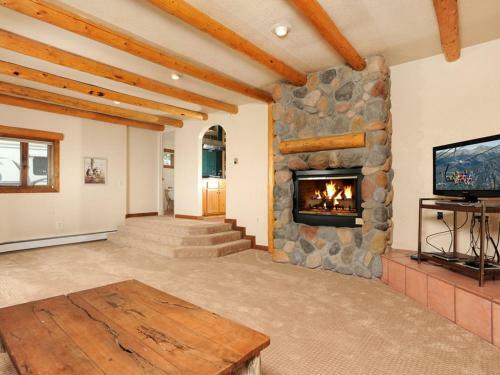 Blue Spruce House 7022