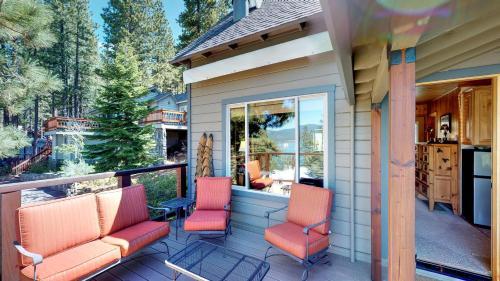 Tahoe Treehouse Lake View Cabin - 1br/1ba