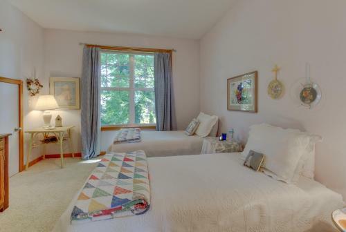 Classic Carriage House In Langley