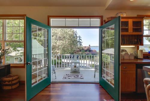 Classic Carriage House In Langley