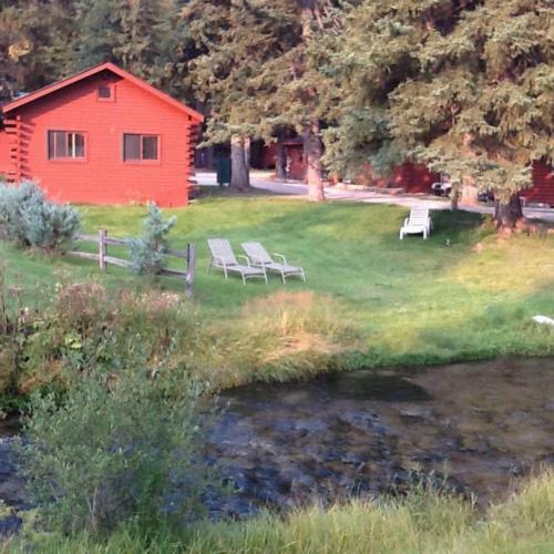 Lodge Brookside Cabin