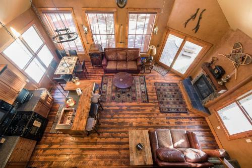 Saloon Cabin