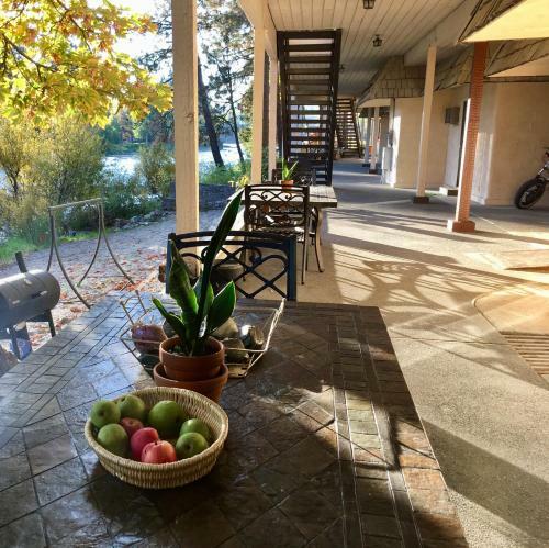 Motel River's Edge Lodge